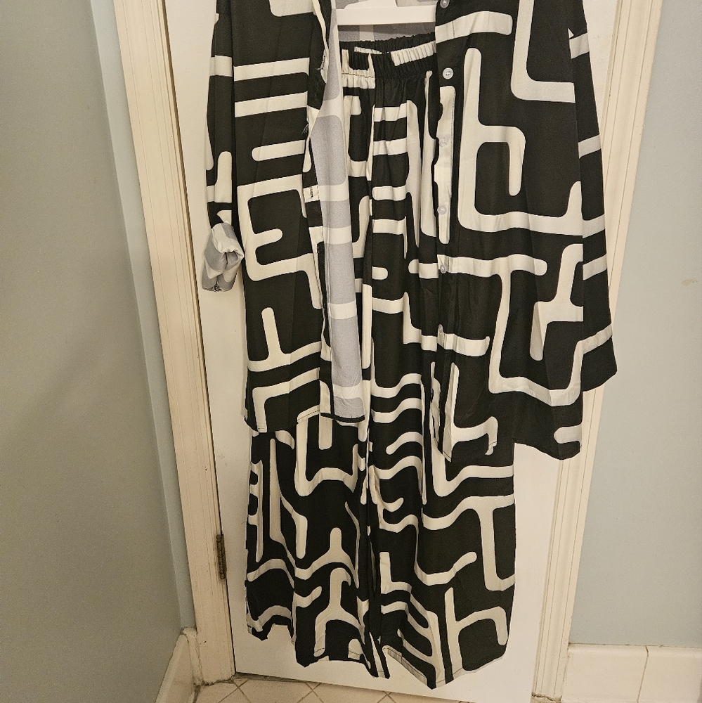 2 piece suit size 2xl pants are long I'm 5'8 and they come down to my feet.